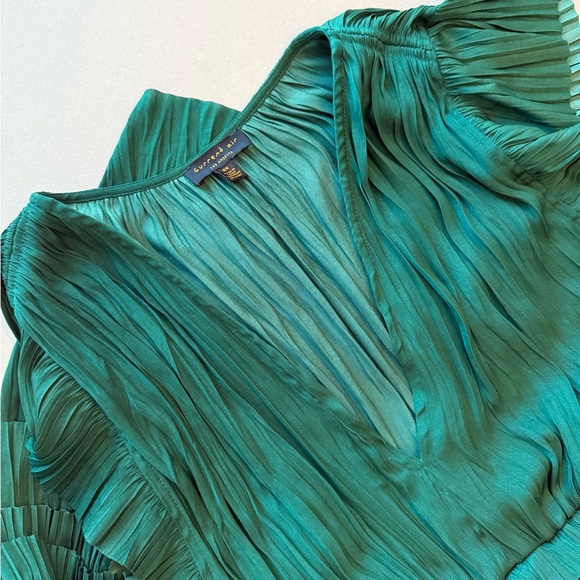 Elegant Green Dress - Picture 2 of 2